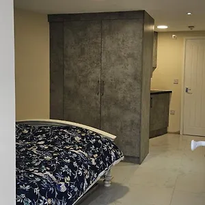 Cozy Near To Tube Station Apartment Redbridge